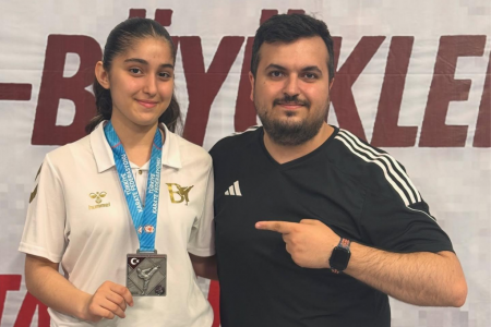 Sallanırsa da yıkılmaz tahtı!